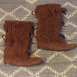NWOT Never worn Minnetonka Fringe Boots
